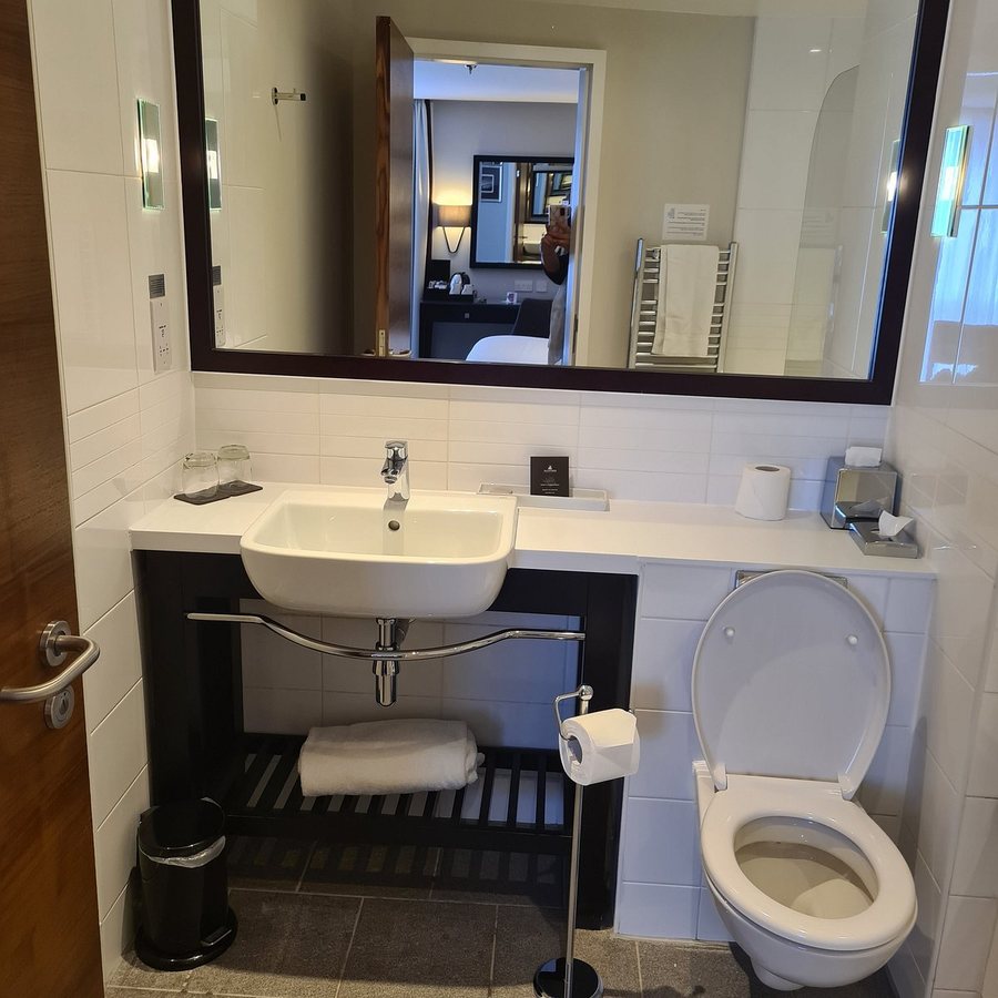 Ten Hill Place Hotel — Bathroom