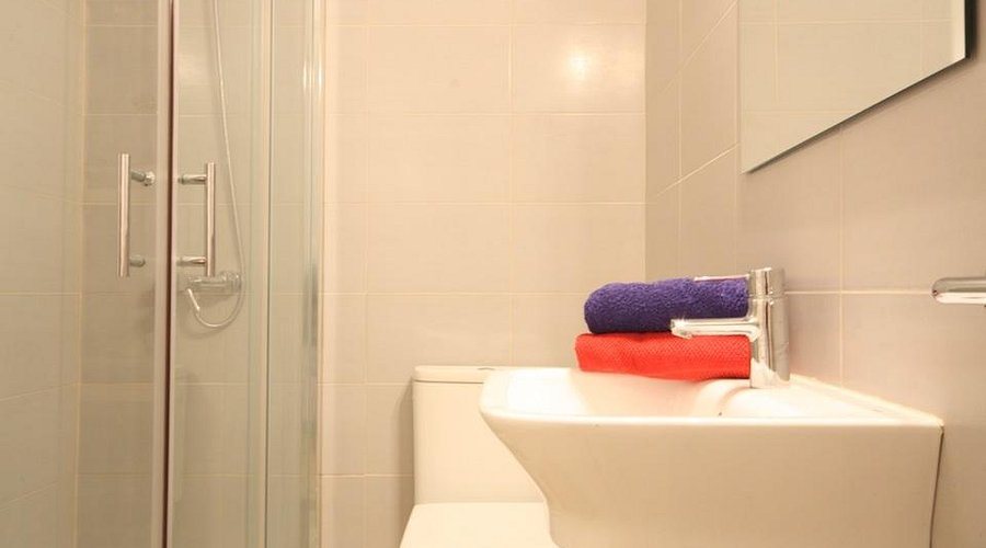 Ten To Go Hostel Barcelona Catalonia — Bathroom