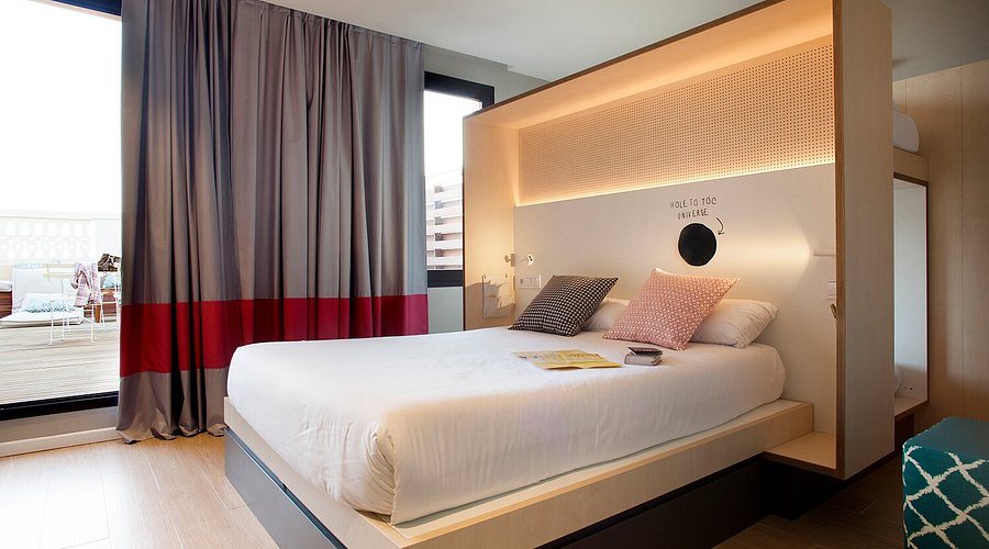 Ten To Go Hostel Barcelona Catalonia — Guest room