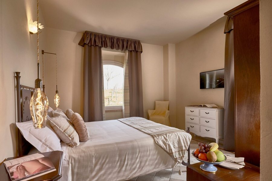 Tenuta Montemagno Relais Wines — Guest room