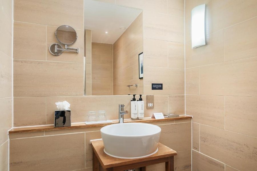 Terrace Hotel — Bathroom