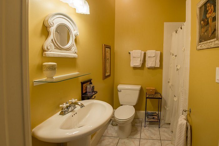Terry House Bed and Breakfast — Bathroom