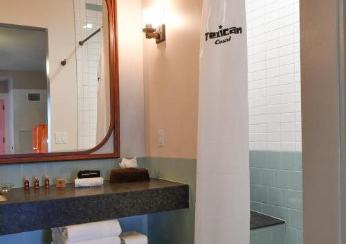 Texican Court Valencia Hotel Collection — Bathroom