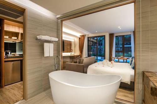 Thai Kamala Beach Front — Bathroom