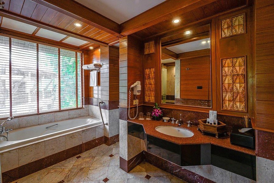 Thavorn Beach Village Resort Spa Kamala Kathu Phuket — Bathroom