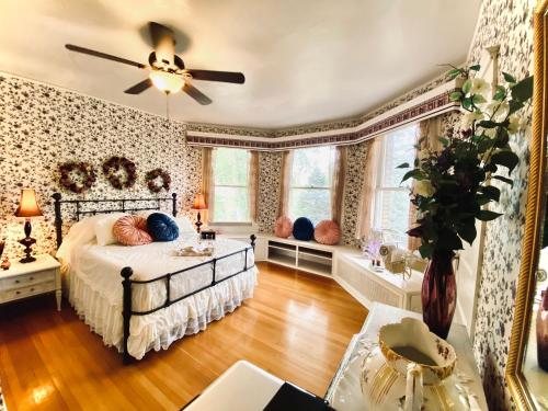 The Abriendo Inn — Guest room