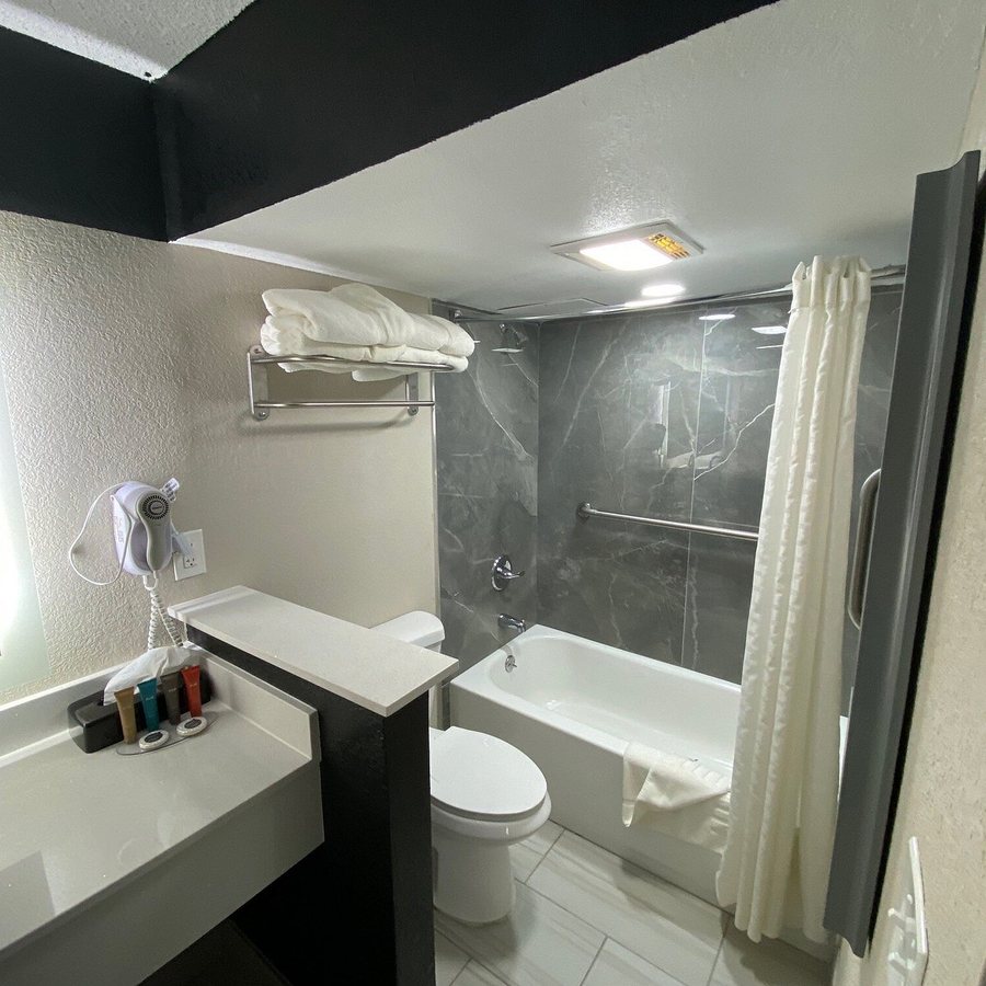 The Addison Hotel A SureStay Collection by Best Western — Bathroom