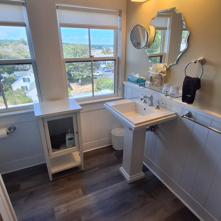 The Admiral s Inn — Bathroom