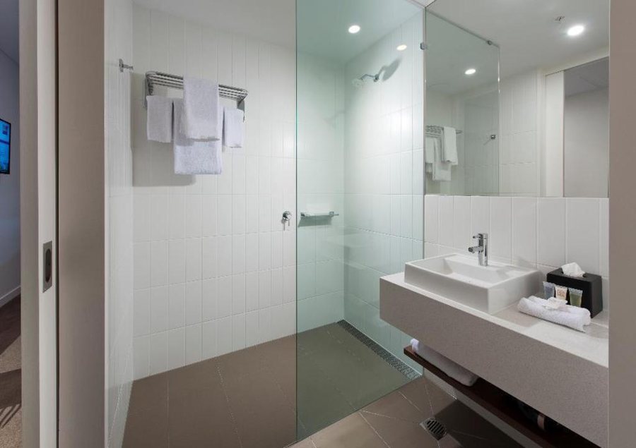 The Airport International Hotel Brisbane — Bathroom