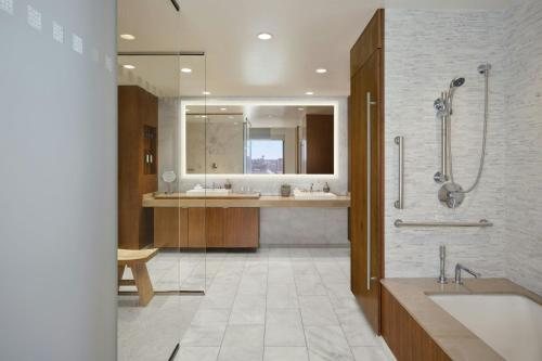 The Alexander Autograph Collection — Bathroom