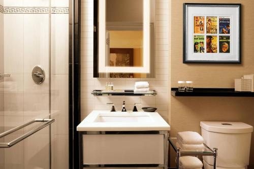The Algonquin Hotel Times Square Autograph Collection — Bathroom
