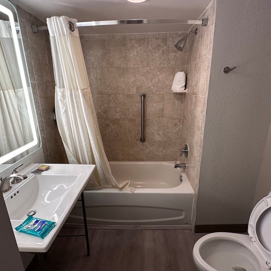 The Alloy King of Prussia a DoubleTree by Hilton — Bathroom