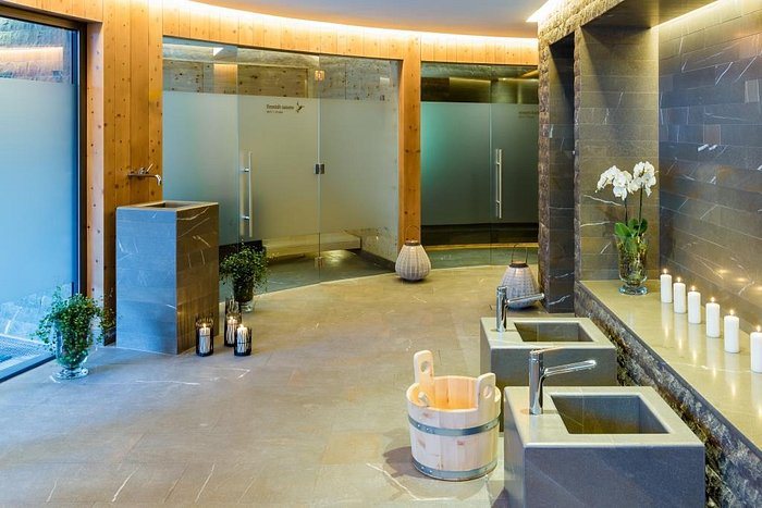 The Alpina Mountain Resort — Bathroom