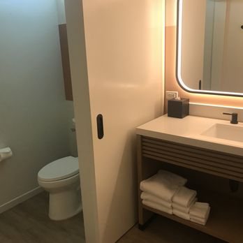 The Ambassador Hotel of Waikiki Tapestry Collection by Hilton — Bathroom