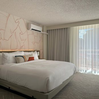 The Ambassador Hotel of Waikiki Tapestry Collection by Hilton — Guest room