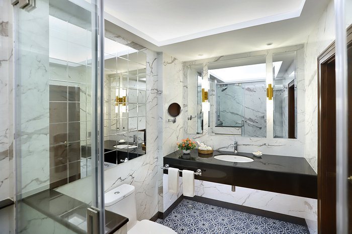 The Ambassador Mumbai — Bathroom