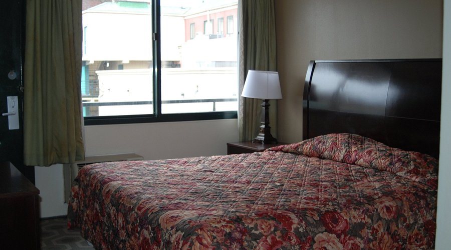 The Amber Inn Chicago Illinois — Guest room