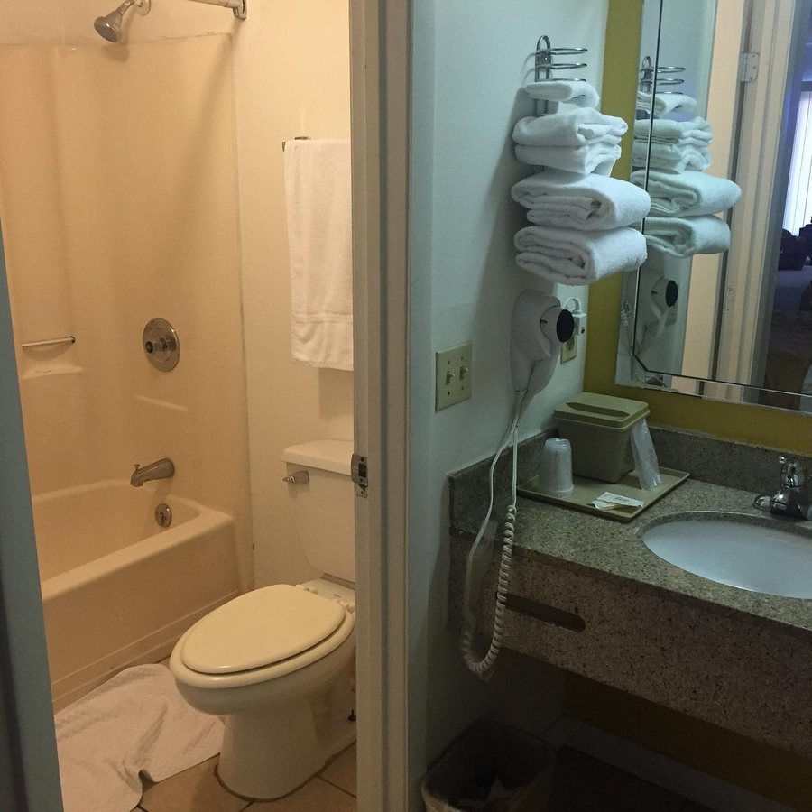 The Amber Tree Inn — Bathroom