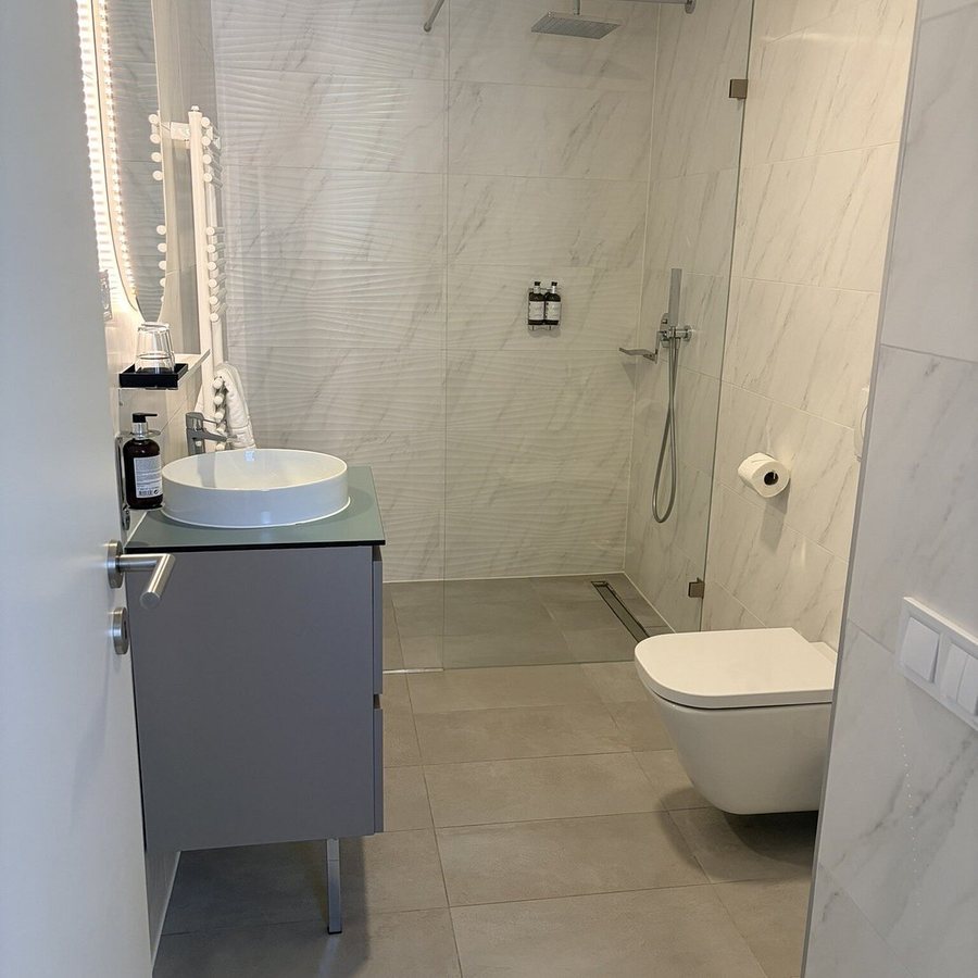 The Amberlyn Suite Hotel — Bathroom