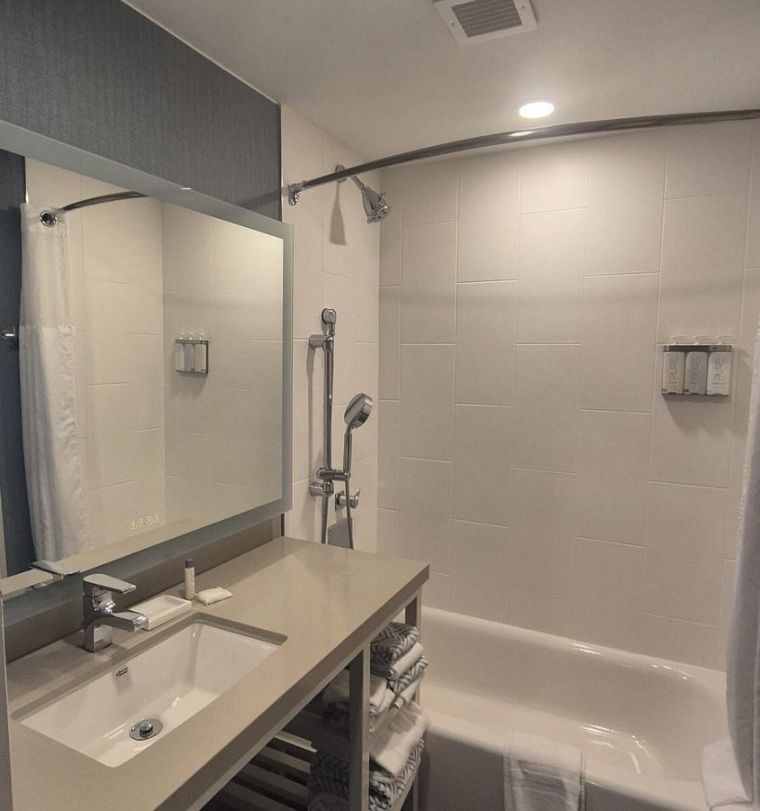 The Anaheim Hotel Anaheim California — Bathroom