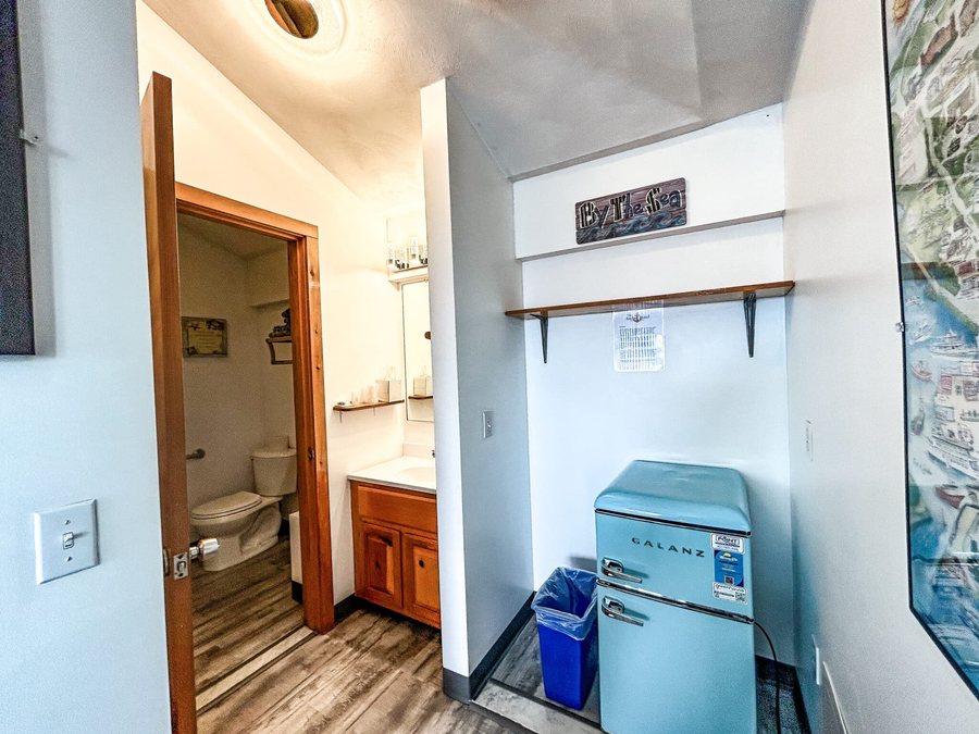 The Anchor Motel — Bathroom