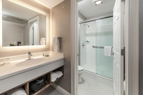 The Anchorage By The Sea — Bathroom