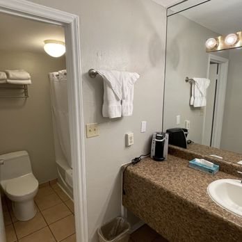 The Anchorage Inn — Bathroom