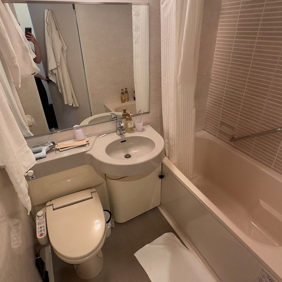 The Aoyama Grand Hotel — Bathroom