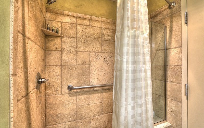 The Appy Lodge Gatlinburg Tennessee — Bathroom