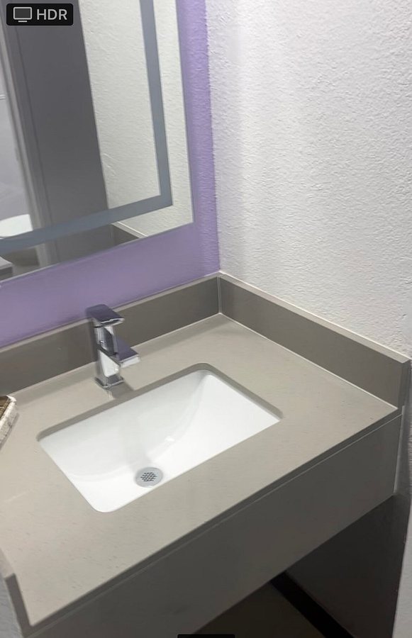 The Aqua Pacific Hotel — Bathroom