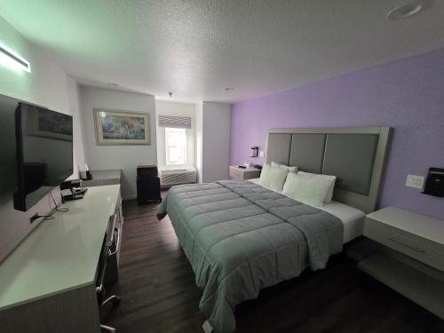 The Aqua Pacific Hotel — Guest room