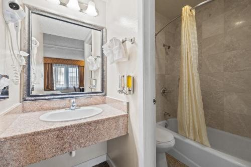 The Arbor Inn Monterey — Bathroom