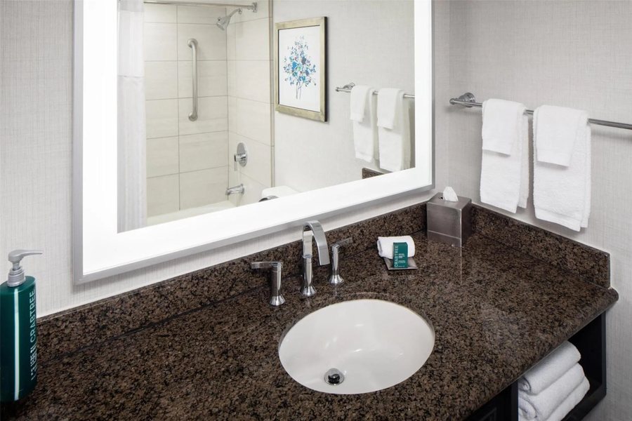 The Arlin Arlington a Tribute Portfolio Hotel — Bathroom