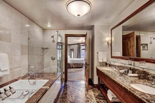 The Arrabelle A RockResort by Vail Resorts — Bathroom