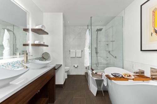 The Art Hotel Denver Curio Collection by Hilton — Bathroom