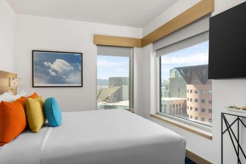 The Art Hotel Denver Curio Collection by Hilton — Guest room