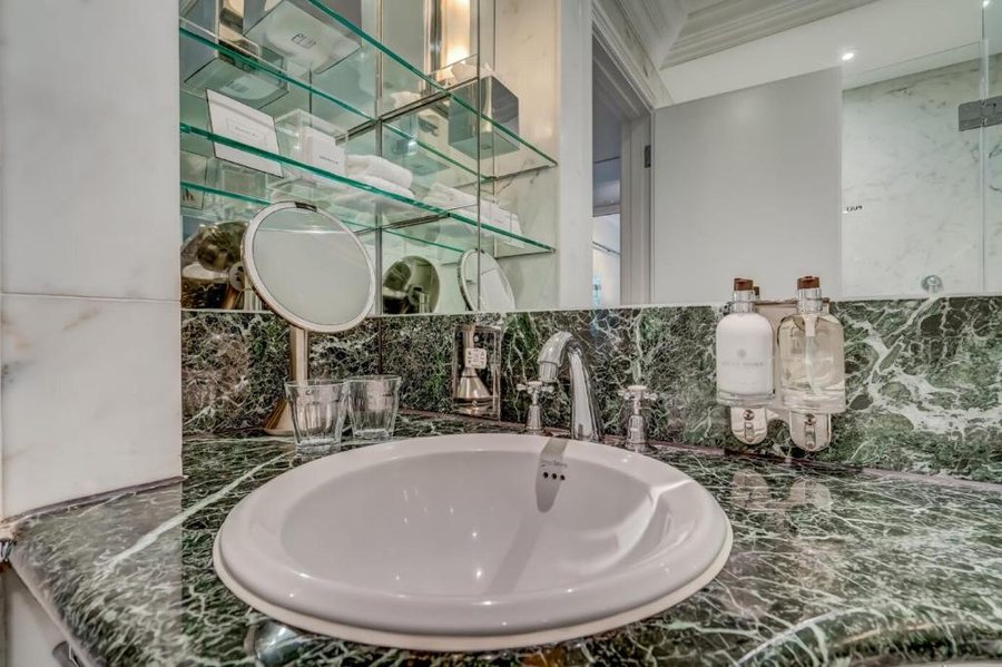 The Athenaeum Hotel Residences — Bathroom