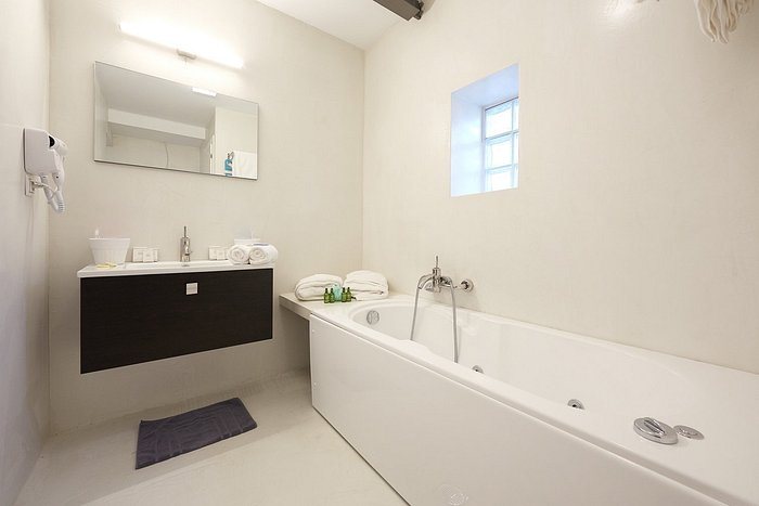 The Athenians Modern Apartments — Bathroom
