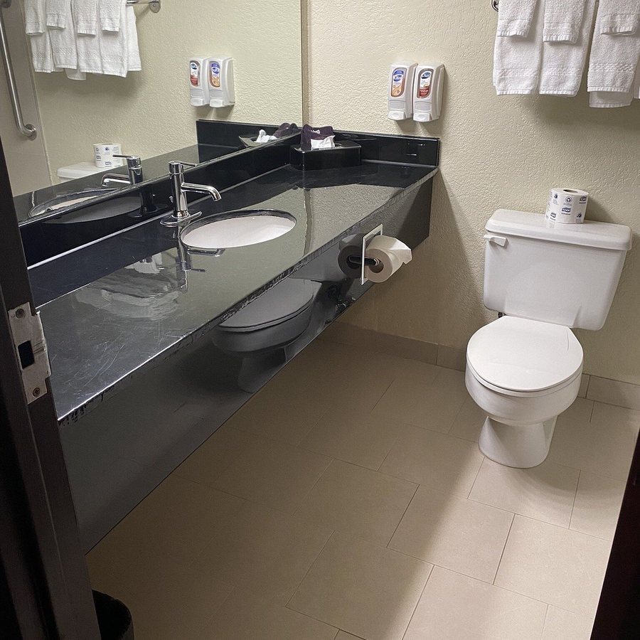 The Atrium Hotel on Third — Bathroom