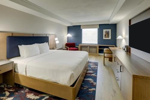 The Atrium Hotel on Third — Guest room