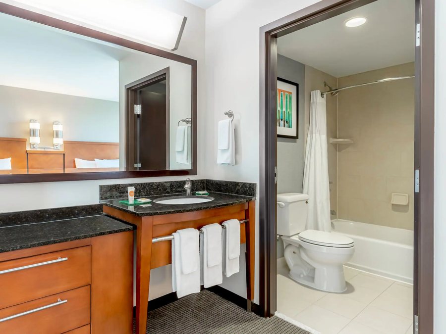 The Avenues Hostel — Bathroom