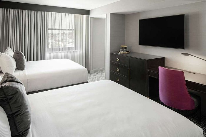 The Axis Moline Hotel Tapestry Collection By Hilton — Guest room