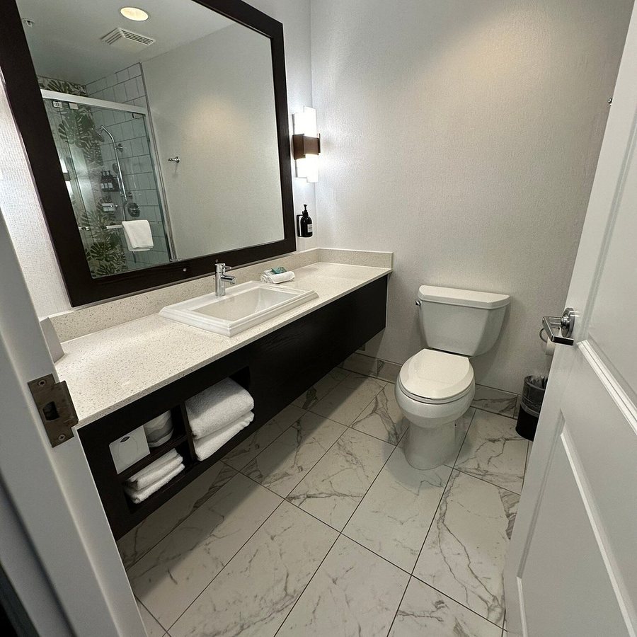 The Banyan Hotel Fort Myers Tapestry Collection by Hilton — Bathroom