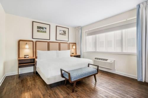 The Banyan Hotel Fort Myers Tapestry Collection by Hilton — Guest room