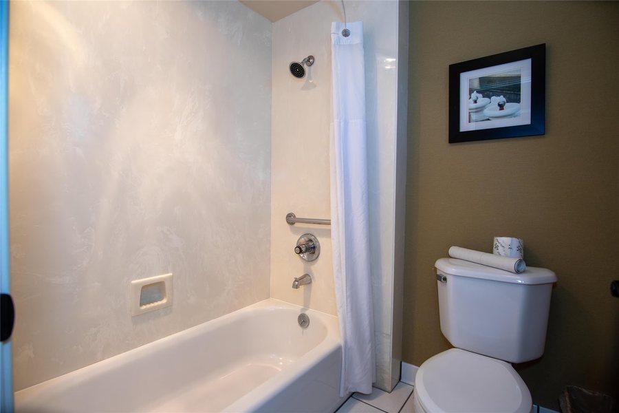The Bard s Inn BW Signature Collection — Bathroom