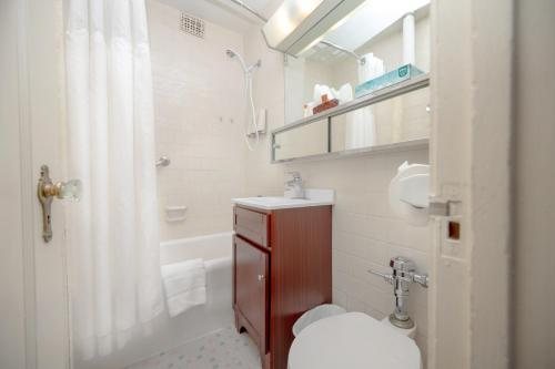 The Baron Hotel — Bathroom