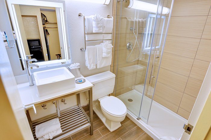 The Barrymore Hotel Tampa Riverwalk — Bathroom