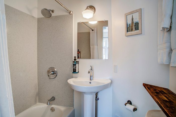 The Bartlett Hotel and Guesthouse — Bathroom