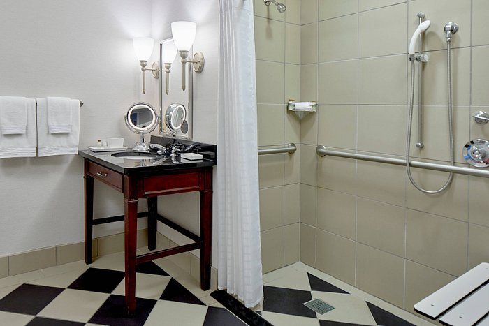 The Battle House Renaissance Mobile Hotel Spa — Bathroom