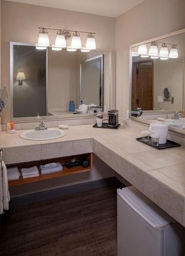 The Bay Club Hotel Marina — Bathroom